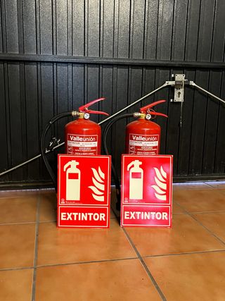 2 Extintores con Señal Los dos 50 euros , uno 30 e