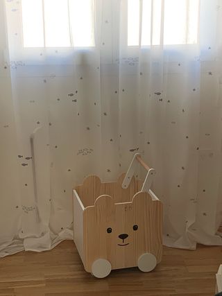 Cajón de madera para juguetes con ruedas