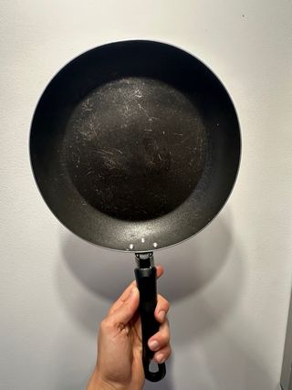 Platos, tazas, sartén, vasos