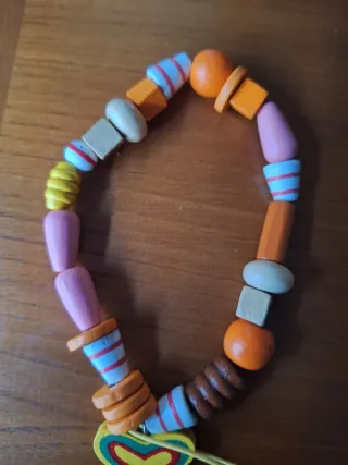 Pulseira de madeira colorida com coração