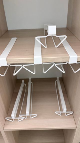 Colgador de copas para armario