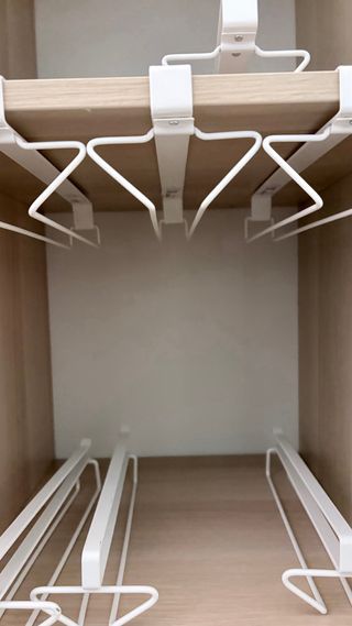 Colgador de copas para armario