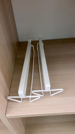 Colgador de copas para armario