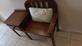 Banco de teléfono de madera