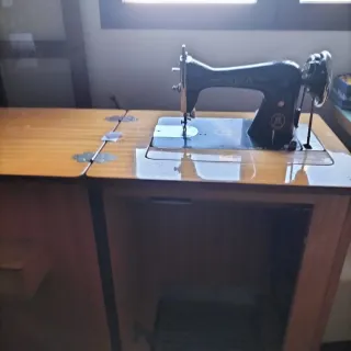Máquina de coser Alfa con mueble