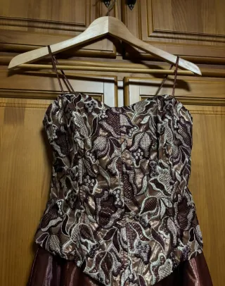 Vestido largo fiesta dorado y burdeos.