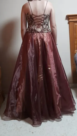 Vestido largo fiesta dorado y burdeos.