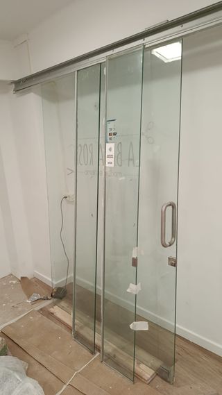 Maravillosa puerta corredera de cristal laminado