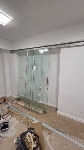 Maravillosa puerta corredera de cristal laminado