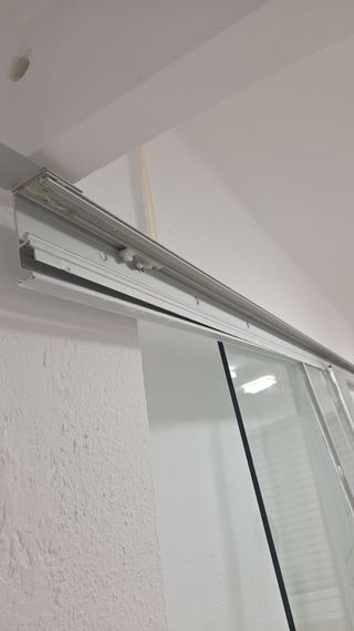 Maravillosa puerta corredera de cristal laminado