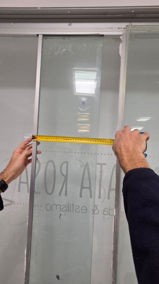 Maravillosa puerta corredera de cristal laminado