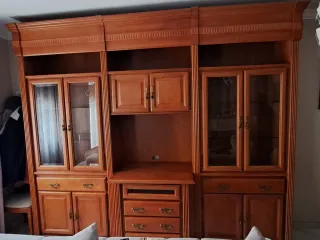 Mueble de salón boiserie madera y cristal