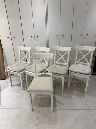 5 Sillas Blancas con Cojín Beige