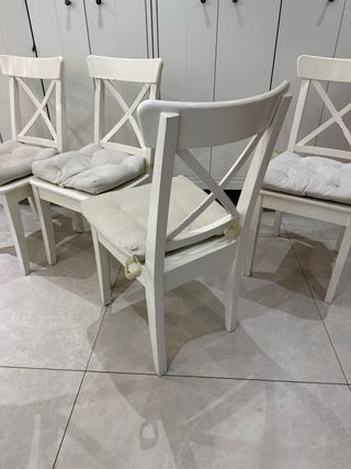 5 Sillas Blancas con Cojín Beige