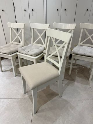5 Sillas Blancas con Cojín Beige