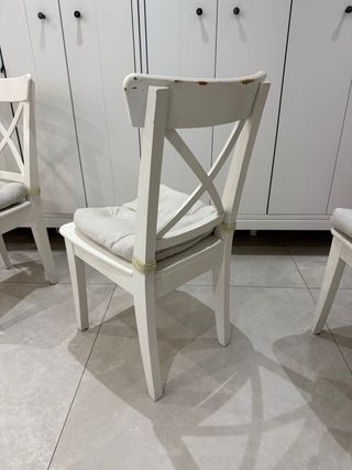 5 Sillas Blancas con Cojín Beige