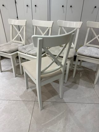 5 Sillas Blancas con Cojín Beige