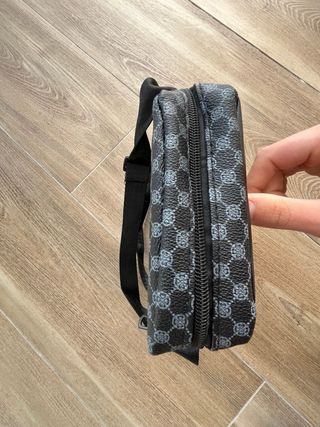 Riñonera bandolera negra y gris