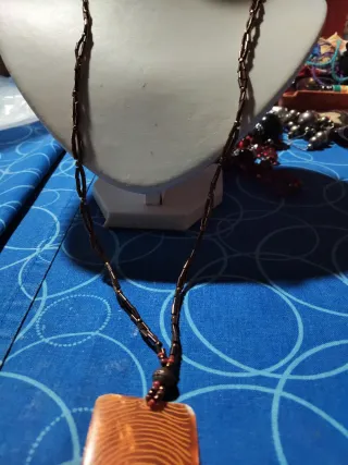 Collar con colgante de cobre y cuentas