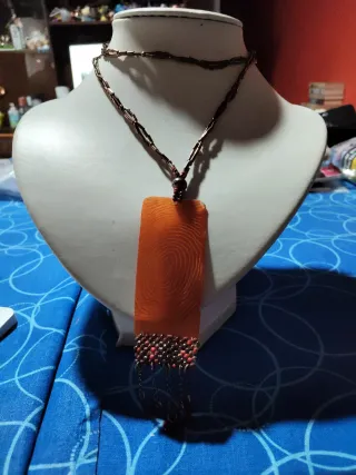 Collar con colgante de cobre y cuentas