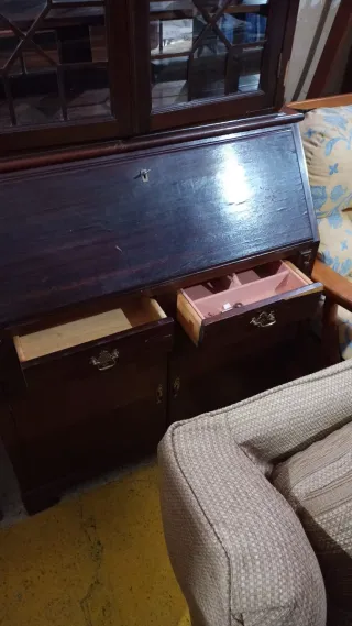 Buro de madera con puertas de cristal