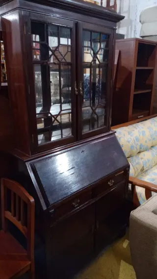 Buro de madera con puertas de cristal