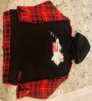 Sudadera con capucha y camisa a cuadros