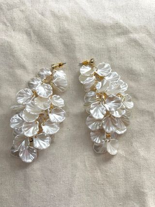 Pendientes largos pétalos nacarados