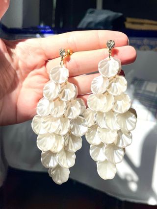 Pendientes largos pétalos nacarados