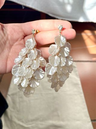 Pendientes largos pétalos nacarados