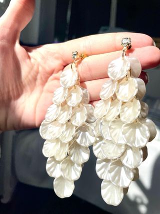 Pendientes largos pétalos nacarados