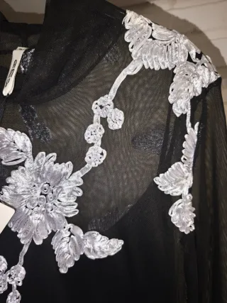 Vestido negro con flores blancas