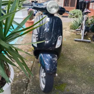 Vespa Scooter Negra y Beige