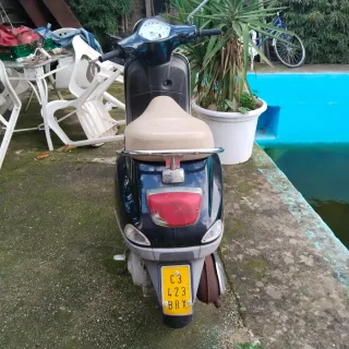 Vespa Scooter Negra y Beige