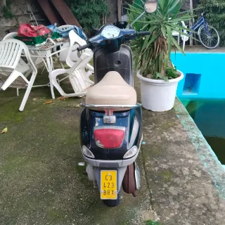 Vespa Scooter Negra y Beige