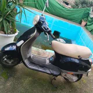 Vespa Scooter Negra y Beige