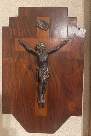 Crucifijo de madera con figura de Jesús en bronce