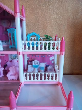 Casita de juguete rosa y blanca