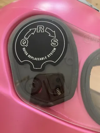 Casco de moto rosa y plateado