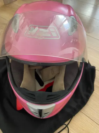 Casco de moto rosa y plateado