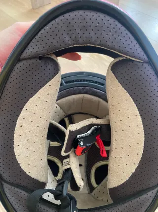 Casco de moto rosa y plateado