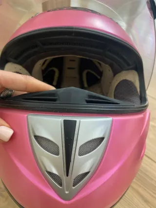 Casco de moto rosa y plateado