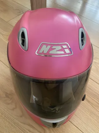 Casco de moto rosa y plateado