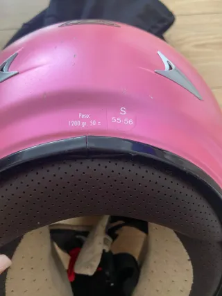 Casco de moto rosa y plateado