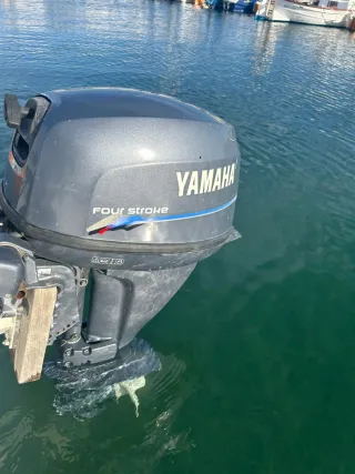 Velero blanco en buen estado