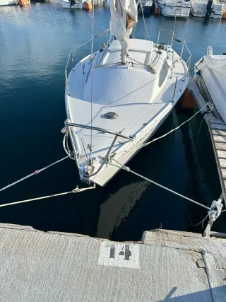 Velero blanco en buen estado