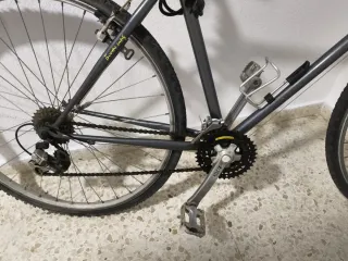 Bicicleta de carretera gris