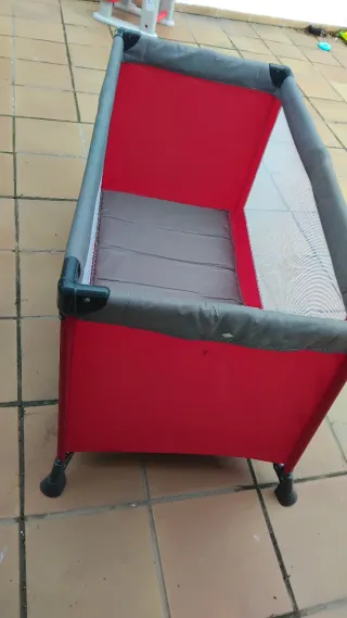 Cuna de viaje plegable roja