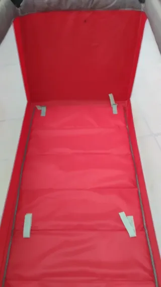 Cuna de viaje plegable roja