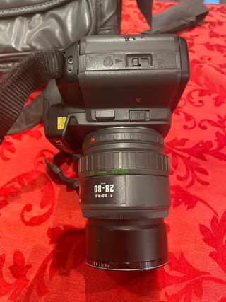 Cámara Pentax SF7 con objetivo 28-80mm